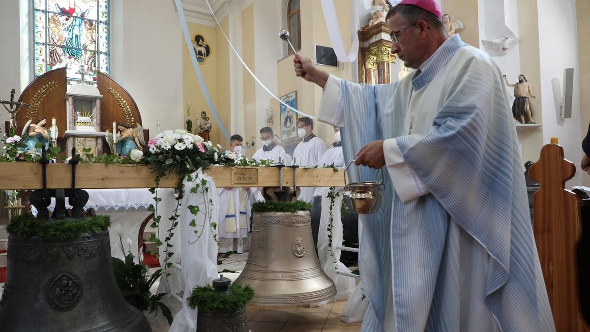 Po 79 letech se do kostela na Opavsku vrací zvon. Měla z něj vzniknout ničivá zbraň